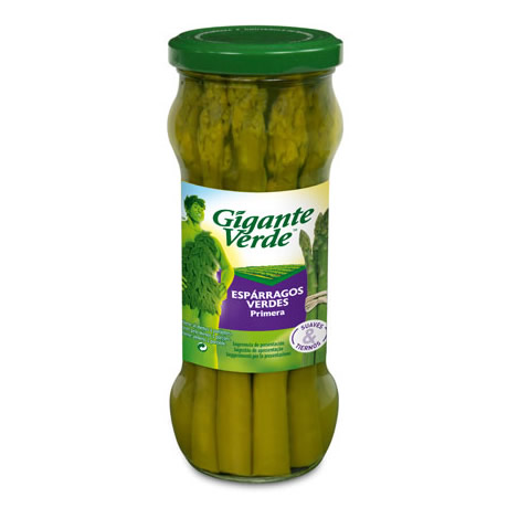 Un frasco de vidrio de espárragos verdes marca Gigante Verde con tapa verde y etiqueta en español.
