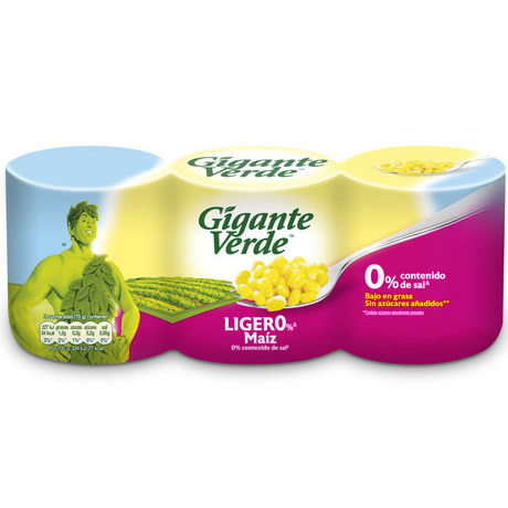 Paquete de tres latas de maíz Gigante Verde LIGERO, etiquetadas como bajas en sal y sin azúcares añadidos.