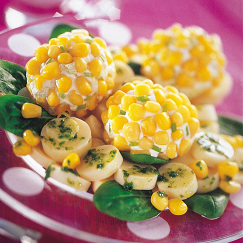 Bolas de Maíz con queso fresco sobre un fondo de corazones de palmito