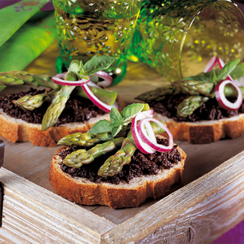 Tostadas de Espárragos Verdes Gigante Verde® con paté de aceitunas