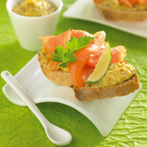 Tostaditas de salmón ahumado con crema de Maíz Gigante Verde®