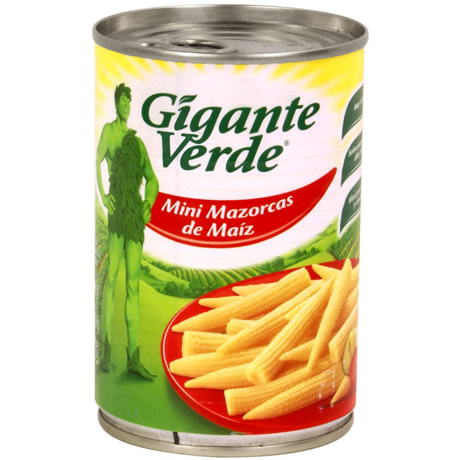 Una lata de mini mazorcas de maíz Gigante Verde con una imagen de maíz bebé en un plato rojo y una mascota verde en la etiqueta.